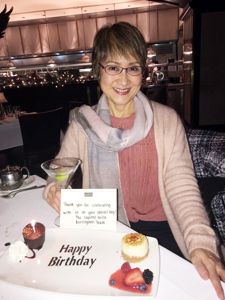 尤雅與友人慶祝生日。