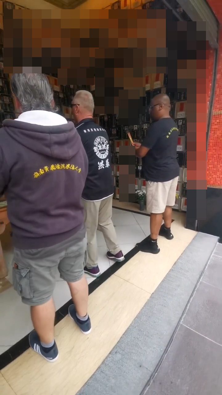 何麥曾率領徒弟拜祭師傅劉家良。