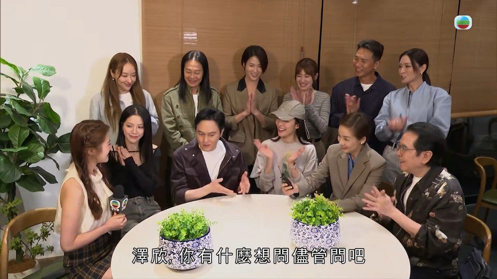 李澤欣首次亮相《東張西望》,即被委以採訪重任。