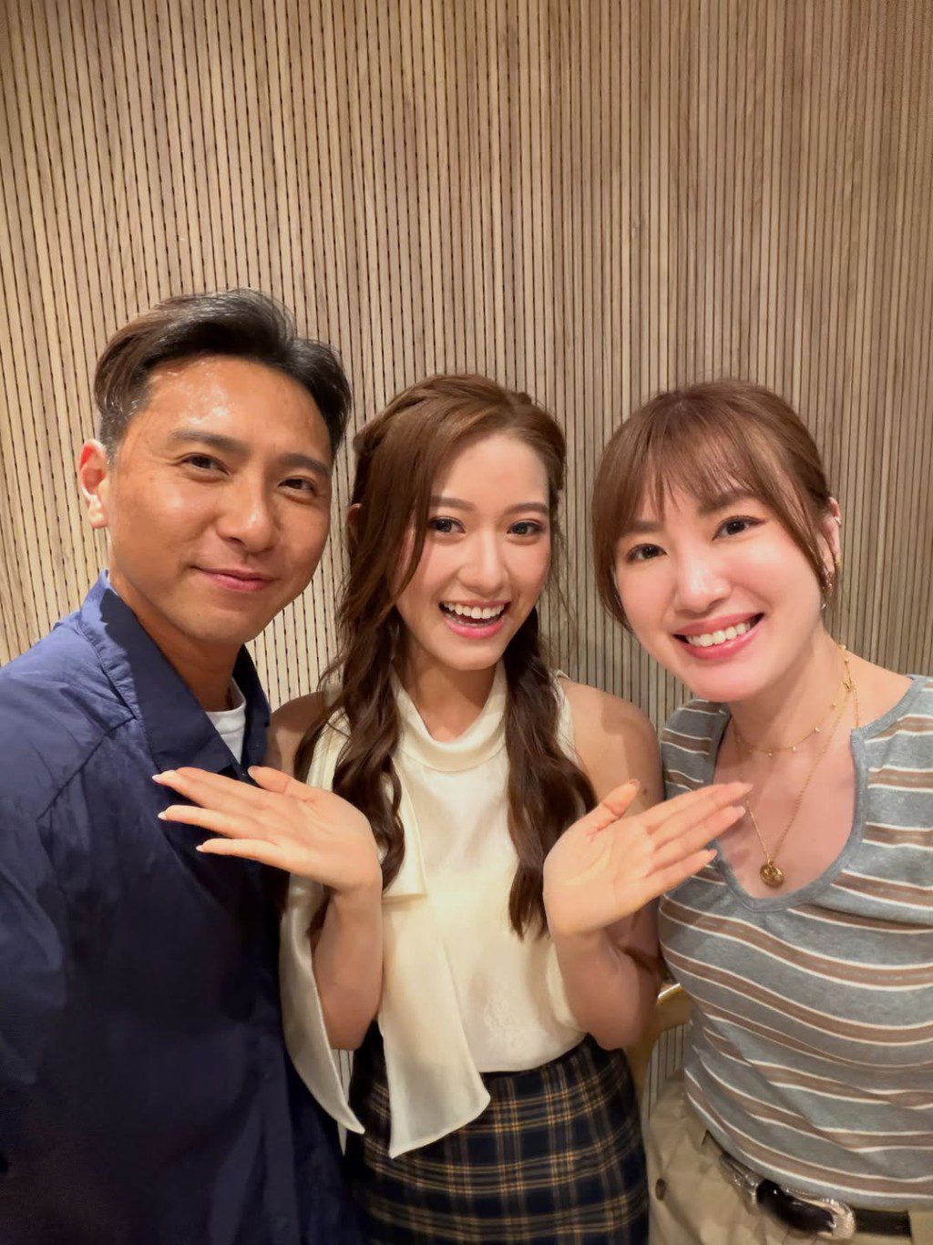 李澤欣與演員黃子恒及蔣家的合照。