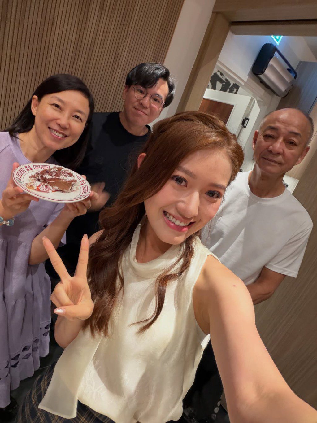 李澤欣與《東張西望》幕後工作人員的合照。