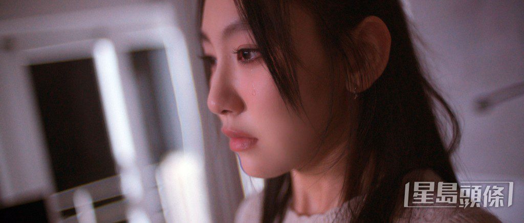 音樂錄影帶將歌曲中失衡的戀愛關係視覺化呈現。
