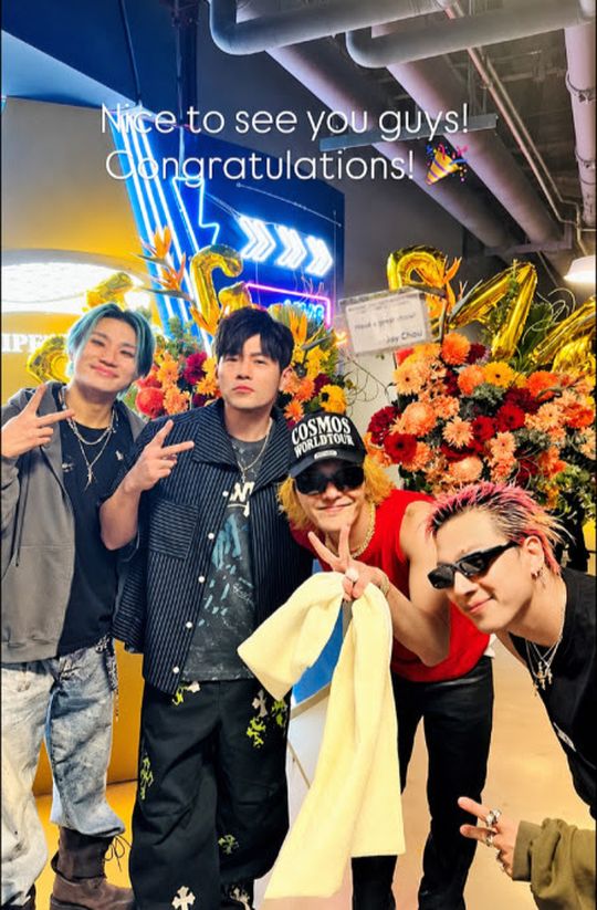 與GD有交情的周杰倫特地到後台為好友打氣,並與大聲、GD、太陽開心合照。