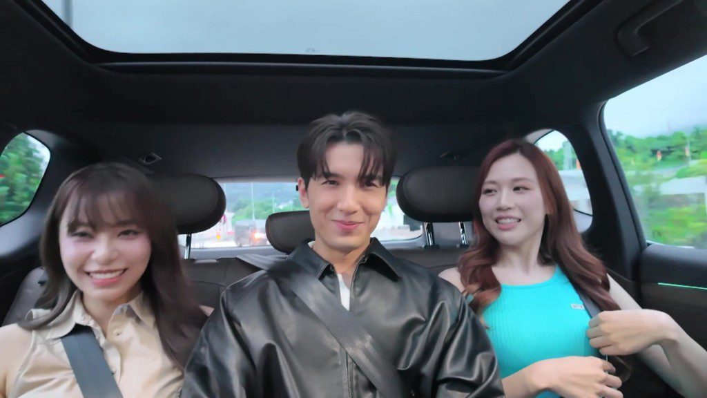 Oscar在車中夾在俞可程與何沛珈中間