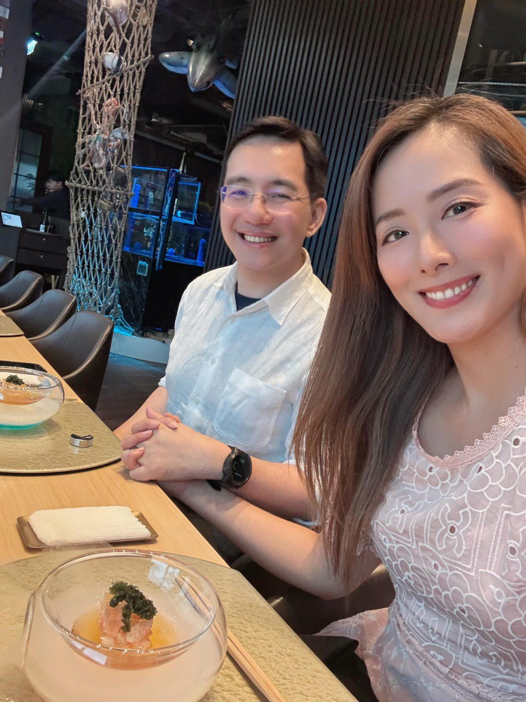照片中可見Sammy主動拖著老婆吳幸美,二人十指緊扣,畫面溫馨。