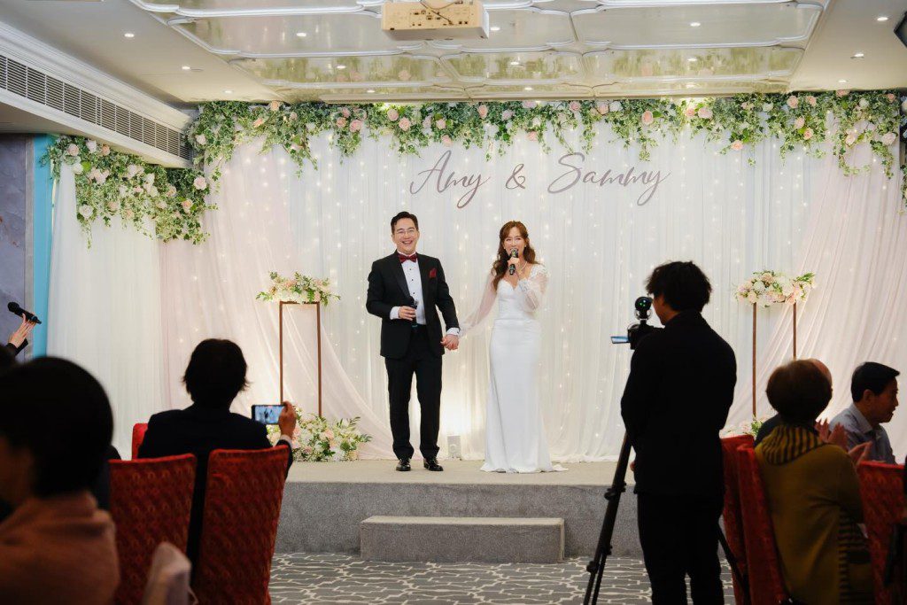 吳幸美身穿一襲純白色的貼身婚紗出嫁。
