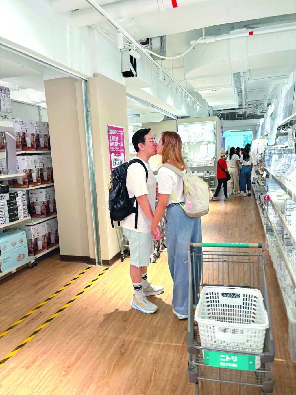 吳幸美去年曾被《東周刊》拍到在街頭熱吻。(《東周刊》圖片)
