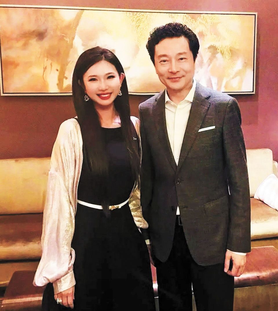 (左起)董思陽同呂思清合影。