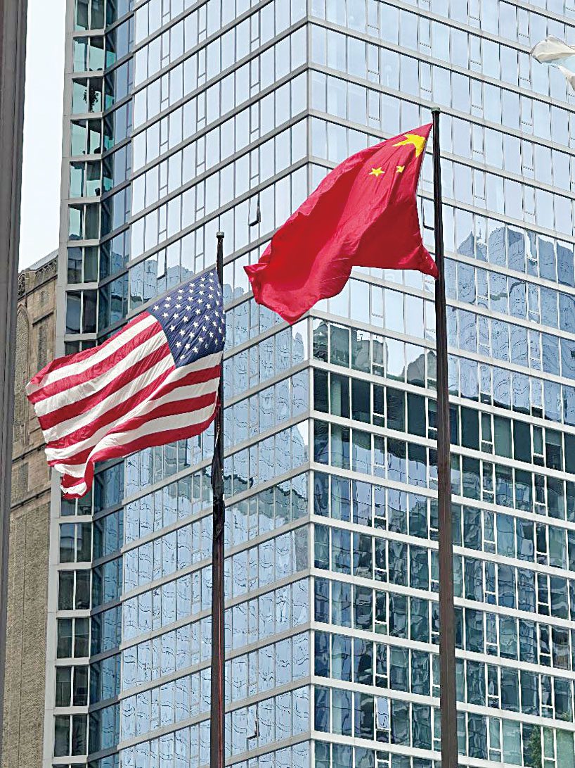 10月14日中午,芝市華僑華人在戴利廣場舉行升旗儀式。 梁敏育攝