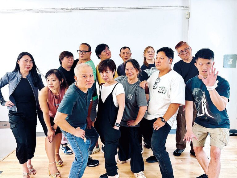 四海劇社重頭作品《瘋佬正傳》的演員在綵排。