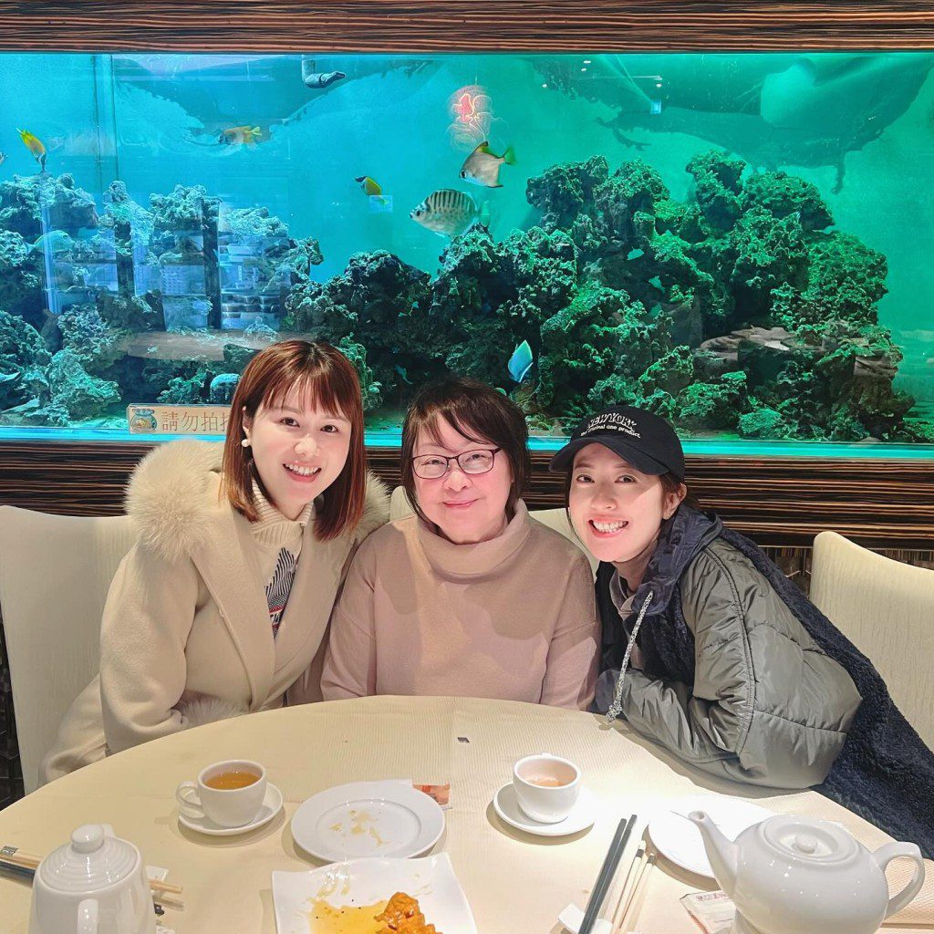 劉思希與唐詩詠同朋友聚舊。