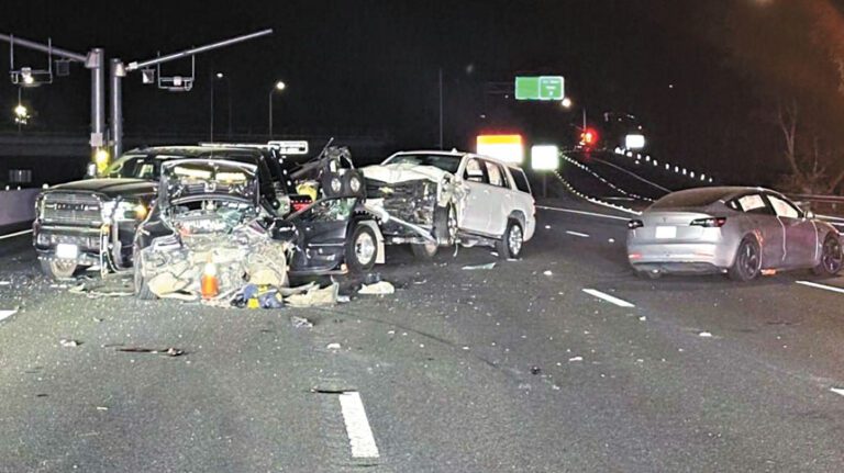 兩名加州公路巡警周二深夜在索拉奴縣80號公路調查一宗死亡車禍時，所乘巡邏車遭一名沙加緬度男子駕駛的特斯拉電動車撞上，導致兩人受傷。CHP Solano
