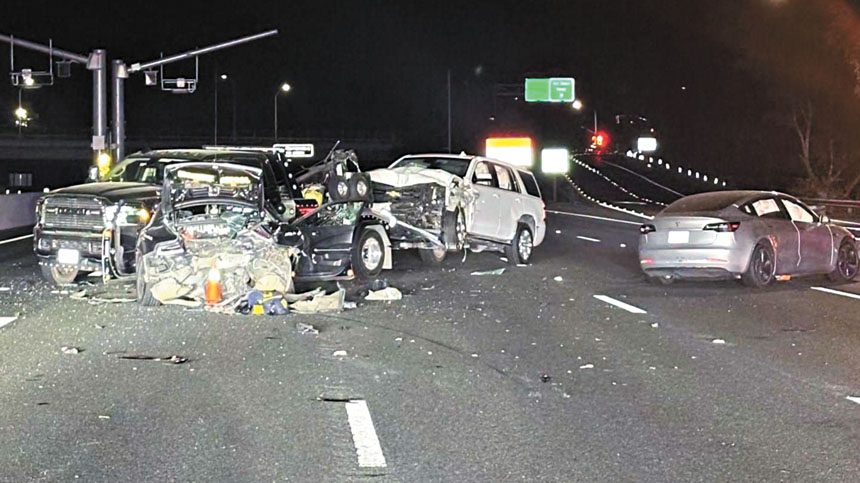兩名加州公路巡警周二深夜在索拉奴縣80號公路調查一宗死亡車禍時，所乘巡邏車遭一名沙加緬度男子駕駛的特斯拉電動車撞上，導致兩人受傷。CHP Solano