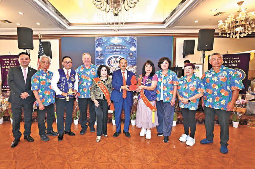在億翔獅子會同仁及嘉賓見證下,前會長張人睿與新任會長田主玉順利交接印信。馬紅兵攝