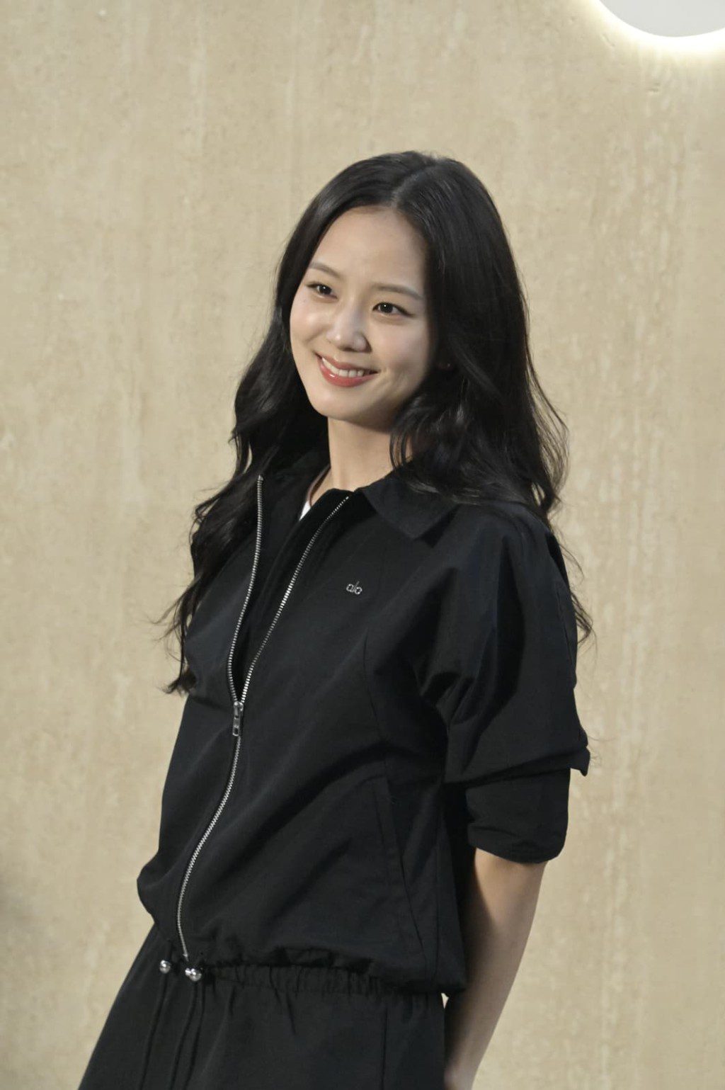 Jisoo 向粉絲展現甜美笑容。
