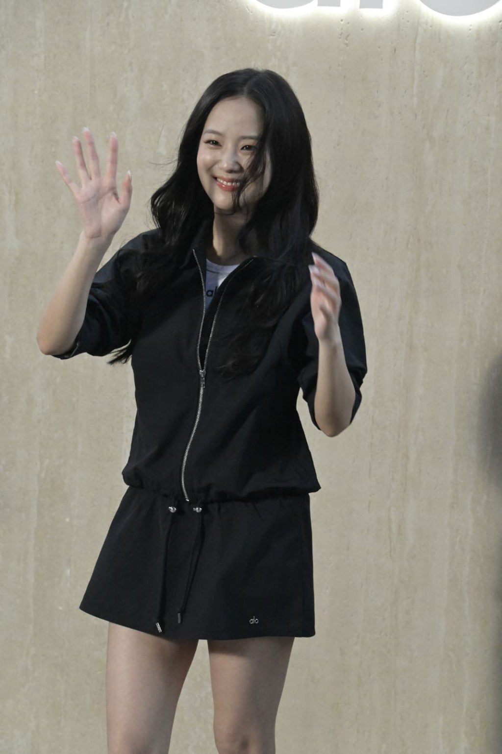 一陣風吹來,讓 Jisoo 的頭髮有些凌亂。