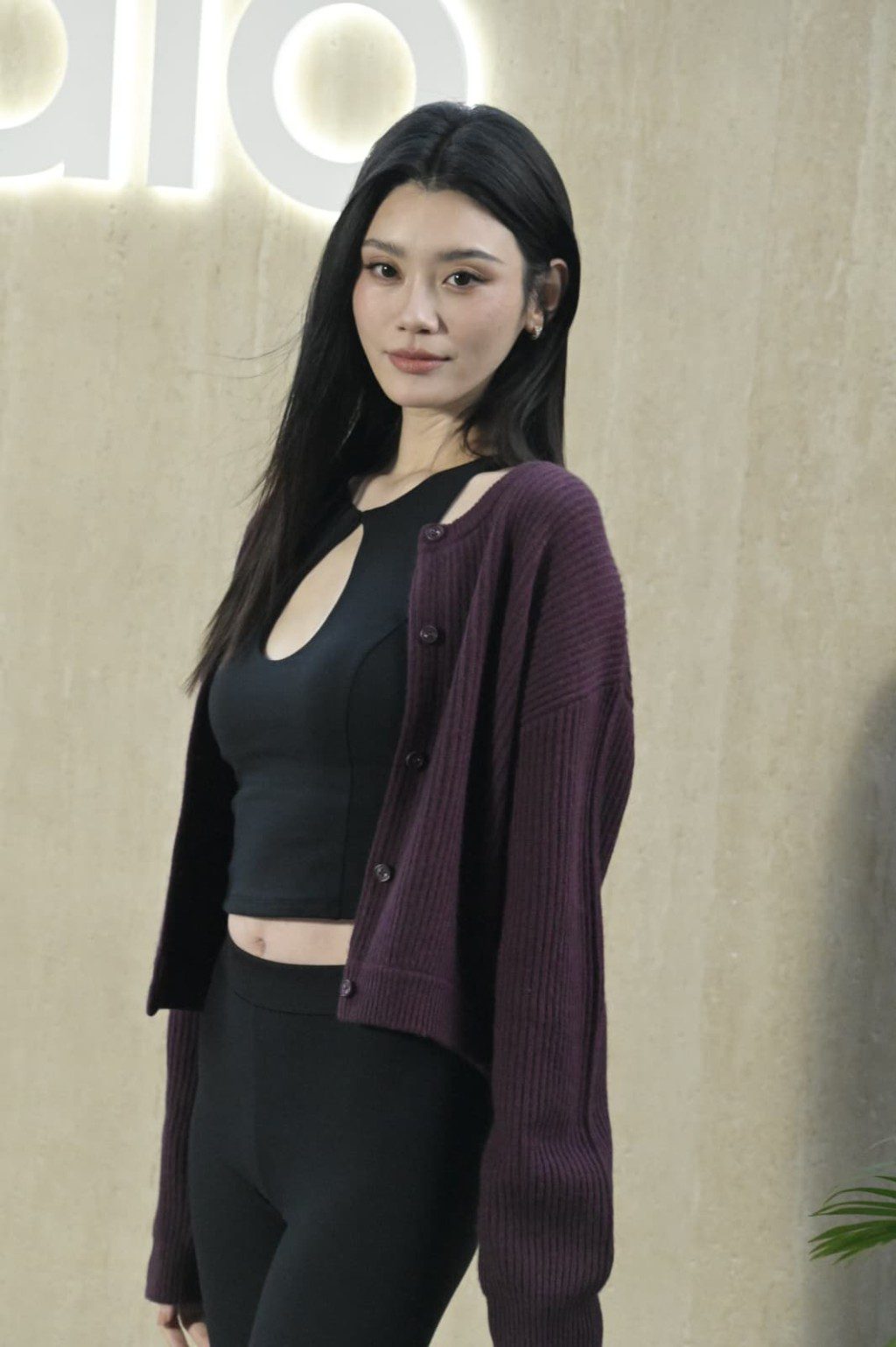 奚夢瑤身形纖瘦。