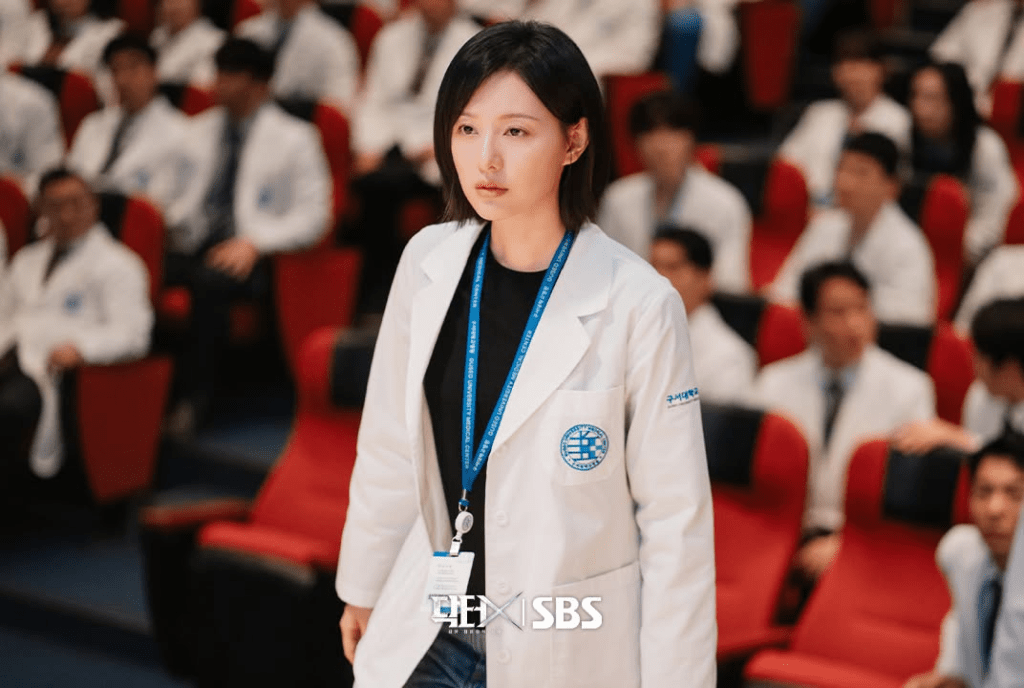 在第三集播出前,一名自稱骨科醫生的韓國網民發文,指劇集將醫護塑造成「無能反派」,扭曲專業形象。
