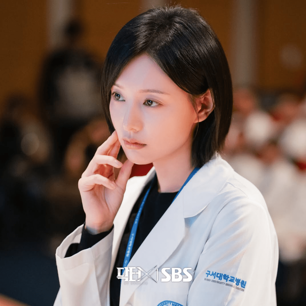 此番言論疑似暗示劇組為追求戲劇效果,而未有完全採納專業意見。