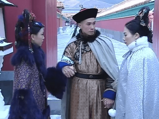 劇中孔武與張可頤飾演的安茜相戀，與鄧萃雯的如妃及佘詩曼的爾淳關係微妙。
