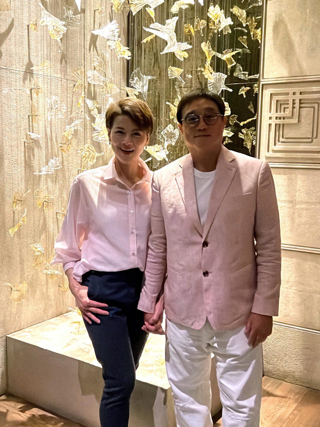 黎燕珊與男友穿情侶裝亮相。