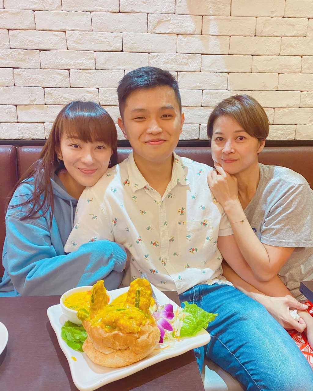 黎燕珊經歷多年辛苦，終於捱大一對子女。