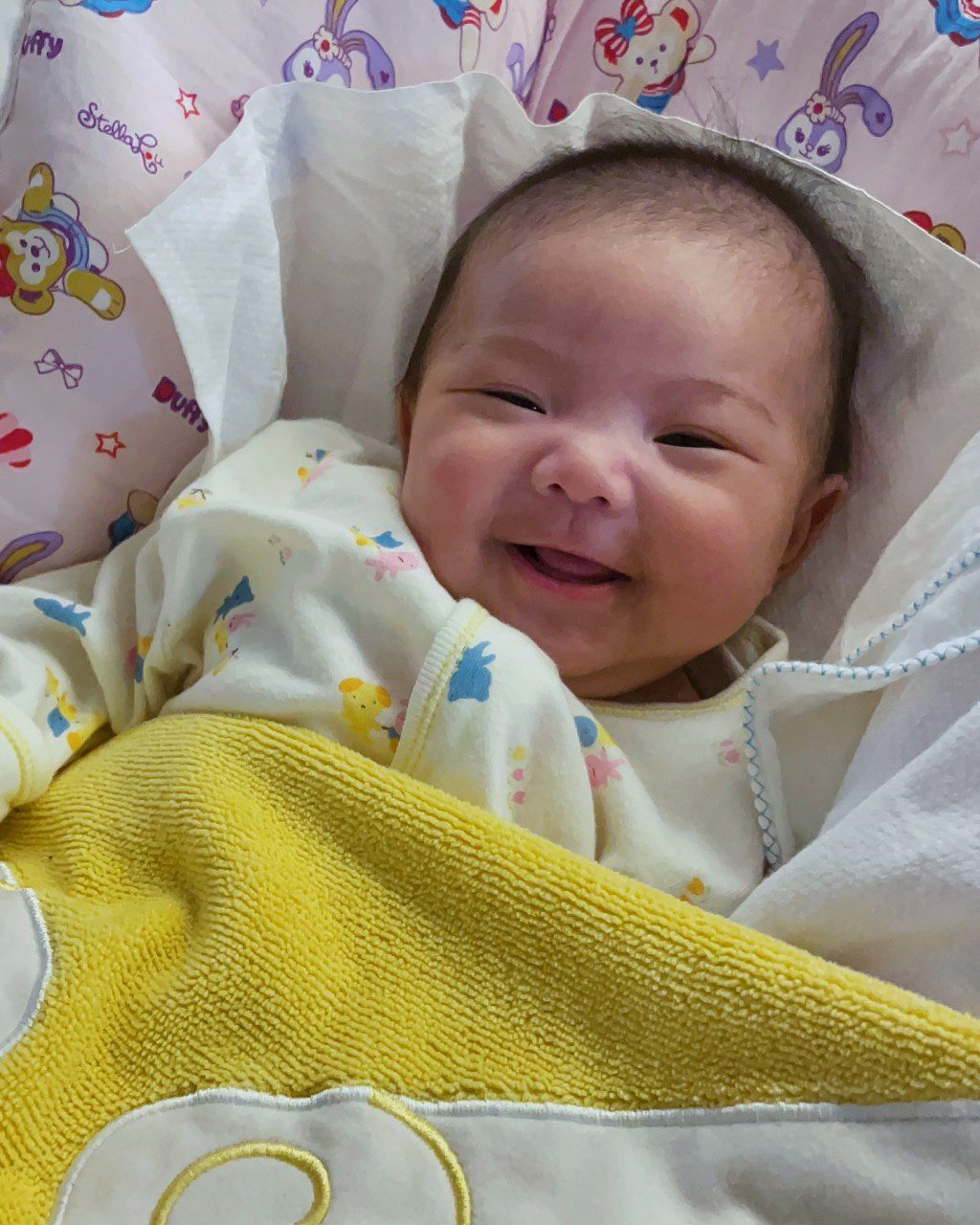 女童表情多多。