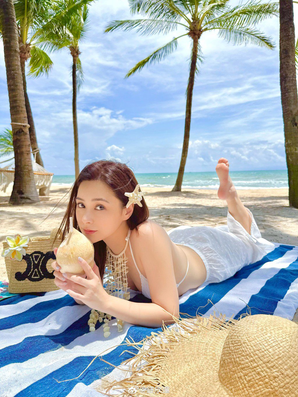 鍾欣潼的姿勢展現優美身段。