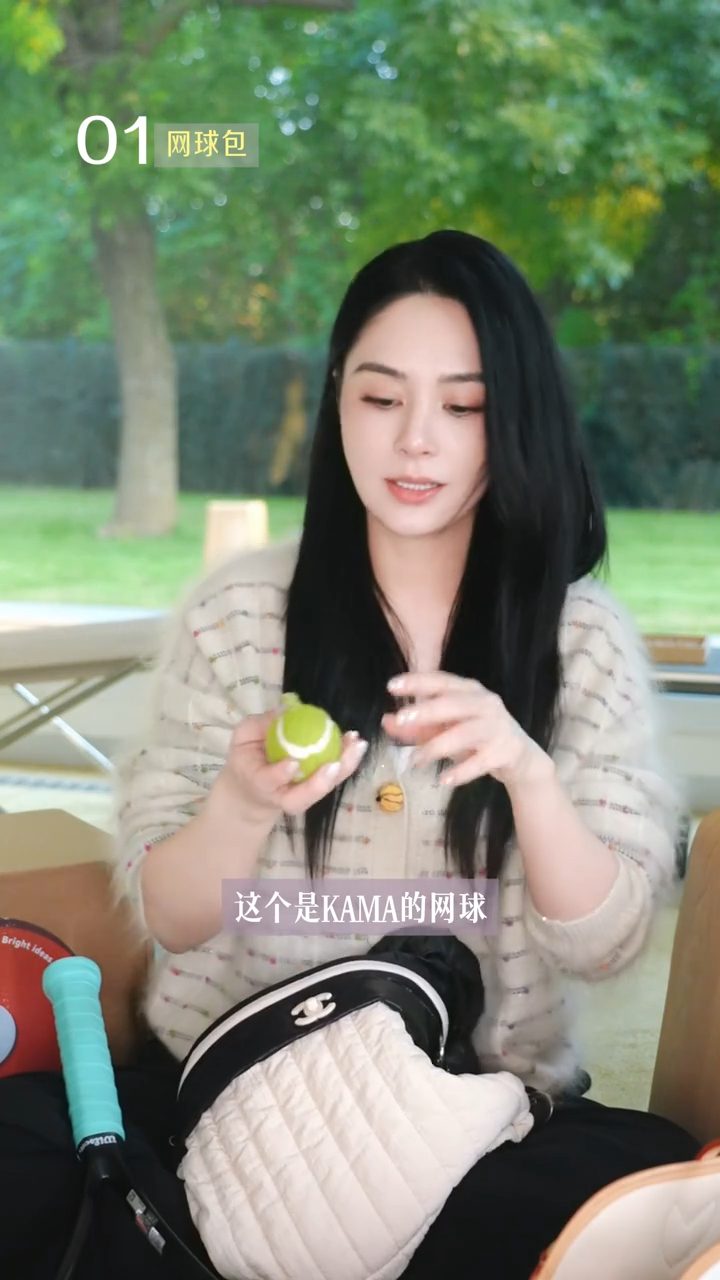 鍾欣潼在影片中笑言,連網球也是愛犬Kuma的玩具之一。