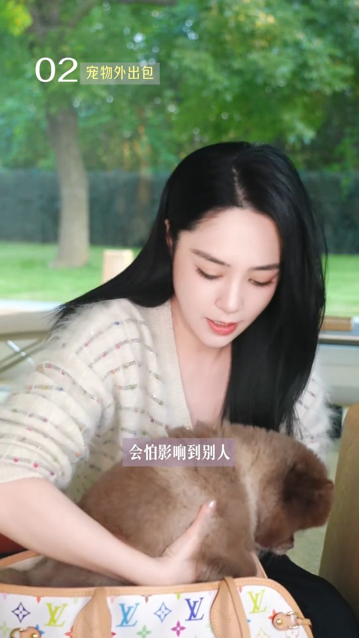 鍾欣潼將Kuma放入價值近三萬港元的LV袋中,神情充滿愛意。