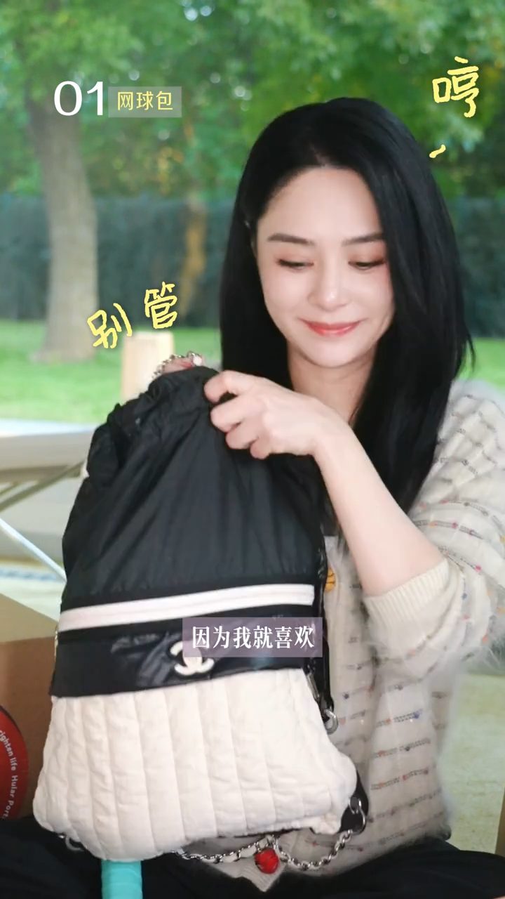 鍾欣潼在開箱片中,展示以名牌袋收納網球拍與網球。