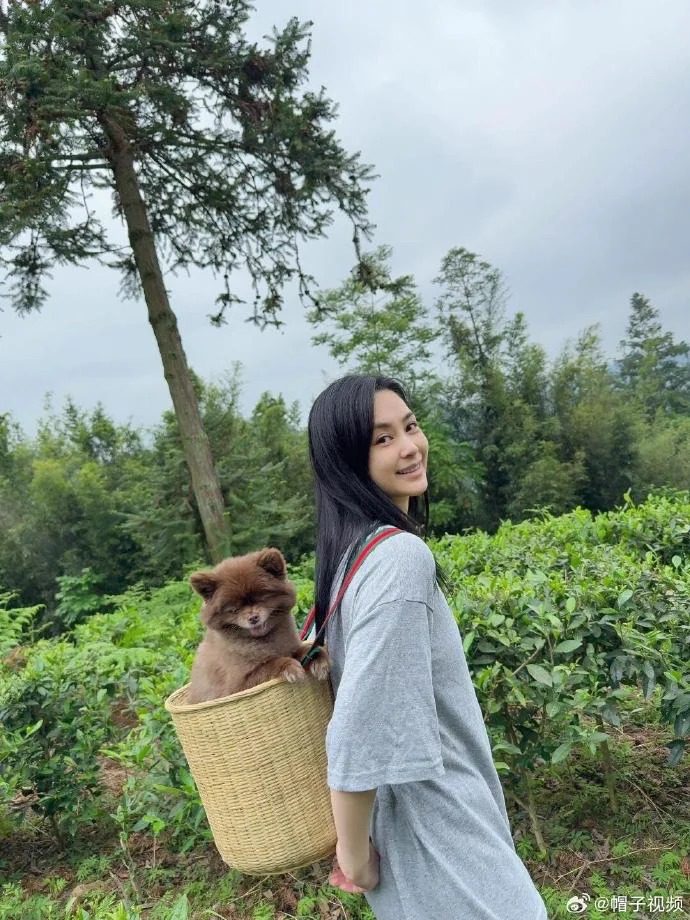 鍾欣潼帶著Kuma親近大自然,享受山野樂趣。