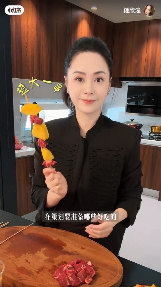 鍾欣潼即使進行BBQ亦悉心打扮,注重儀式感。
