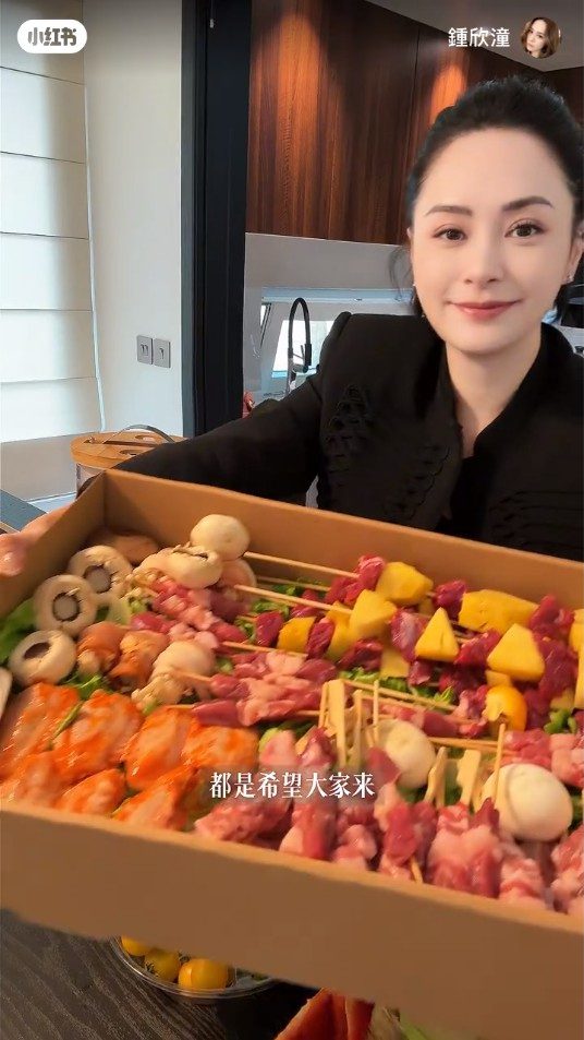 鍾欣潼準備了多款食物,有網民好奇是否有傭人協助。