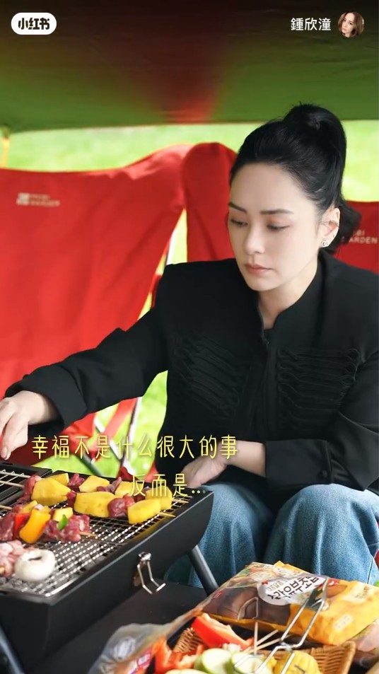 鍾欣潼分享感受,認為幸福可以很簡單,與知己暢談已足夠。