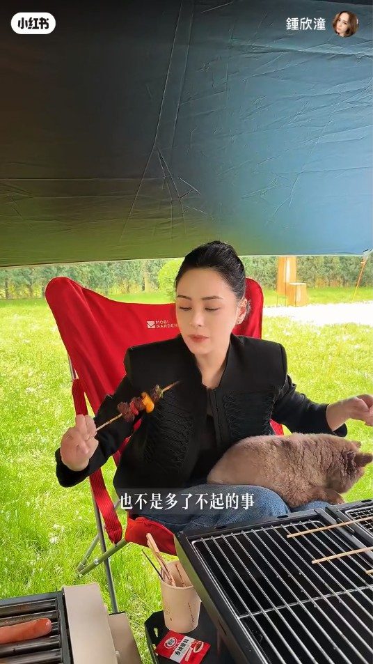 從鍾欣潼身處的位置,可看到她家中花園的翠綠草地。