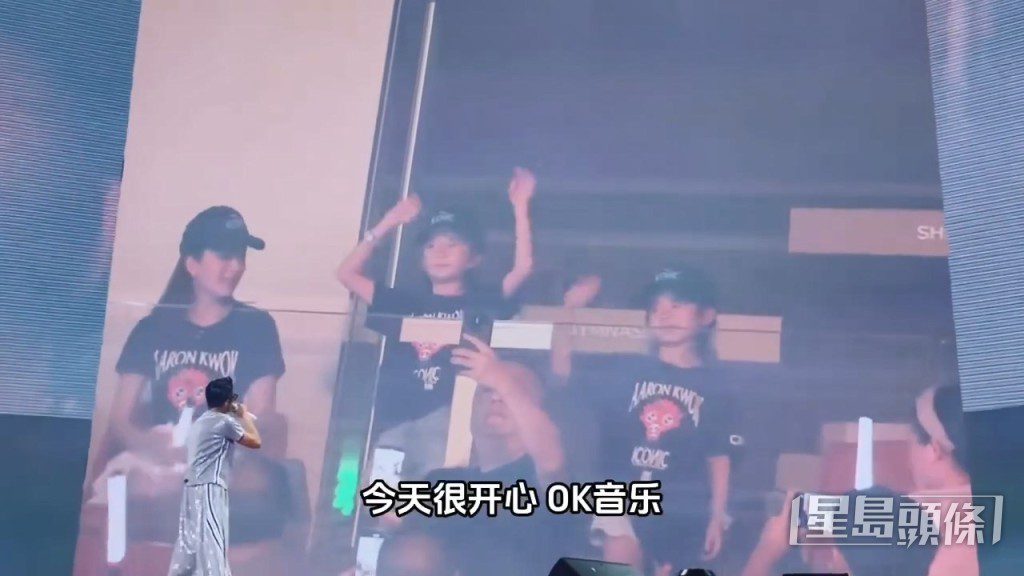 郭富城曾與兩位女兒大跳改編版的「鯊魚舞」。