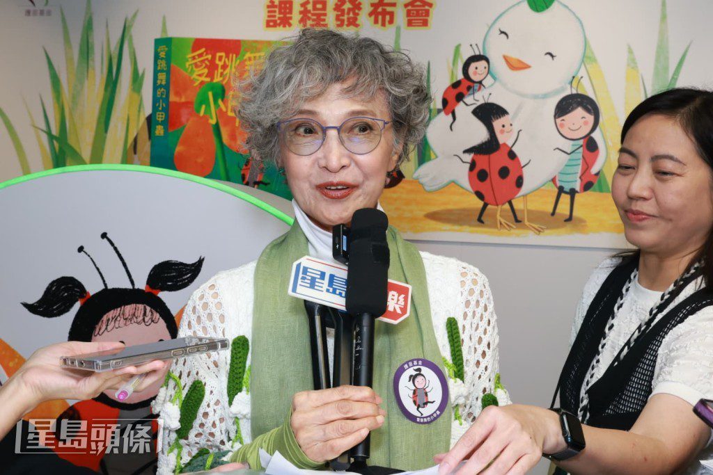 蕭芳芳因耳疾聽不清提問,需記者預先寫下問題。對於有關謝賢的提問,她選擇不回答。