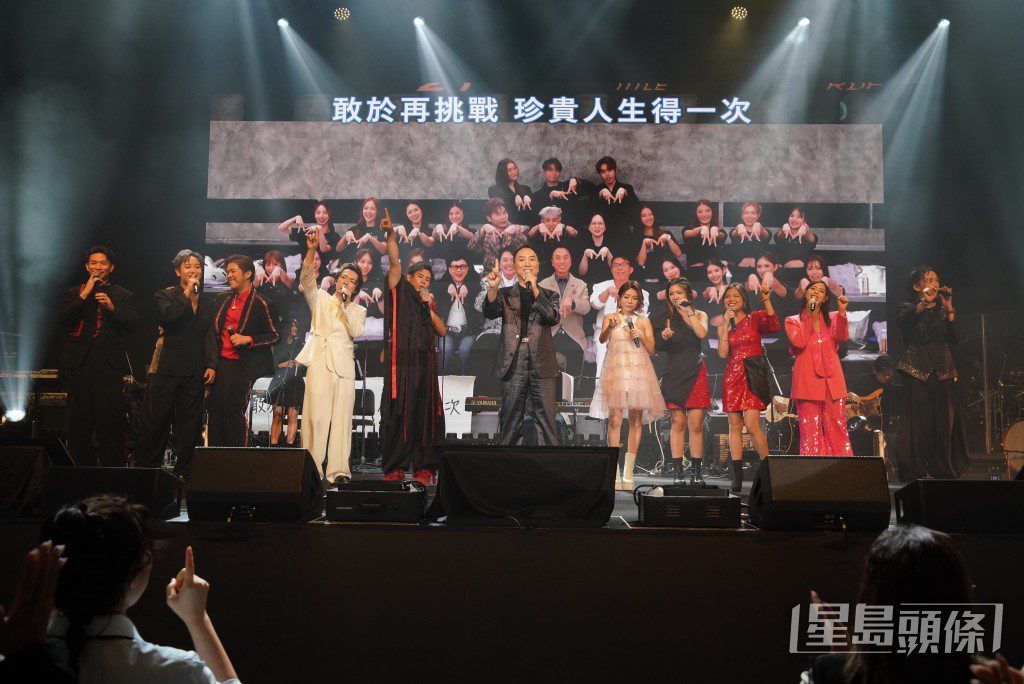 《中聲4》10強歌手在台上同心協力,完成演出。