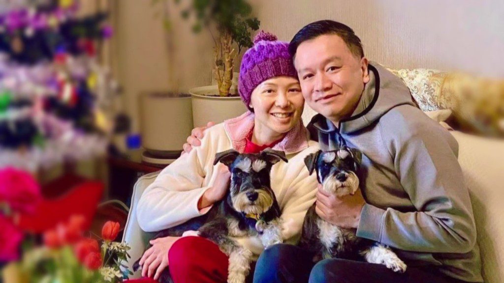 黃詠儀醫生與容樹恒醫生及兩隻愛犬的溫馨合照，滿載愛意。