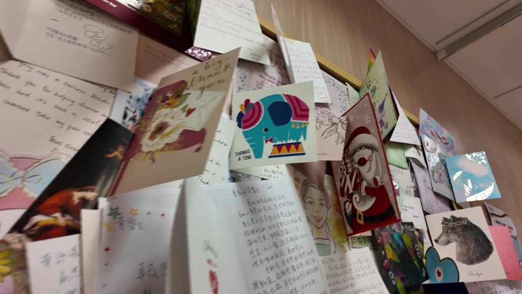 診症室的牆上，貼滿了病人向黃詠儀醫生表達謝意的心意卡。