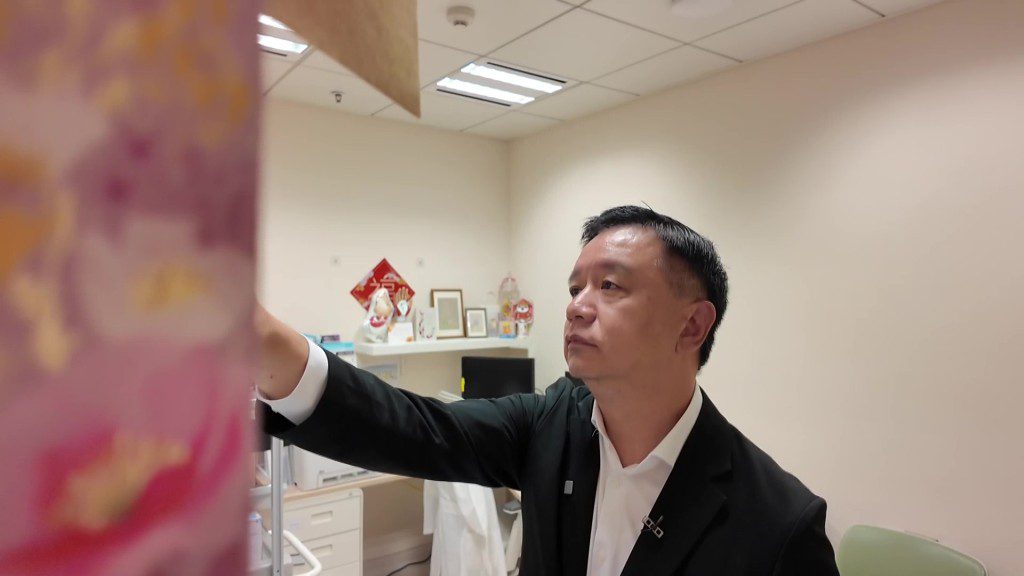 容樹恒醫生看著病人寫給黃醫生的心意卡，不禁睹物思人，百感交集。