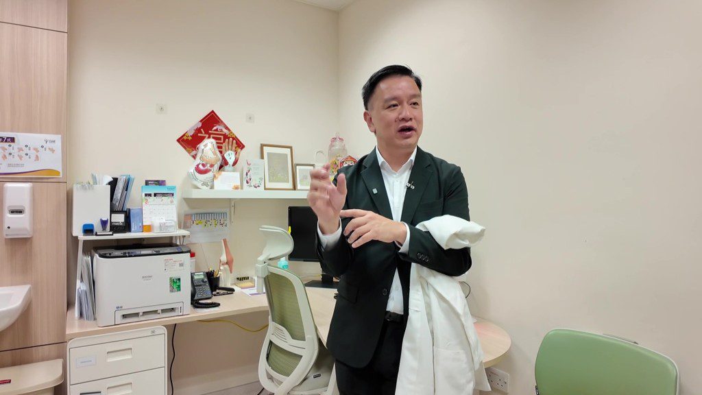 這件繡有黃詠儀醫生名字的白袍，見證了她奉獻的一生。
