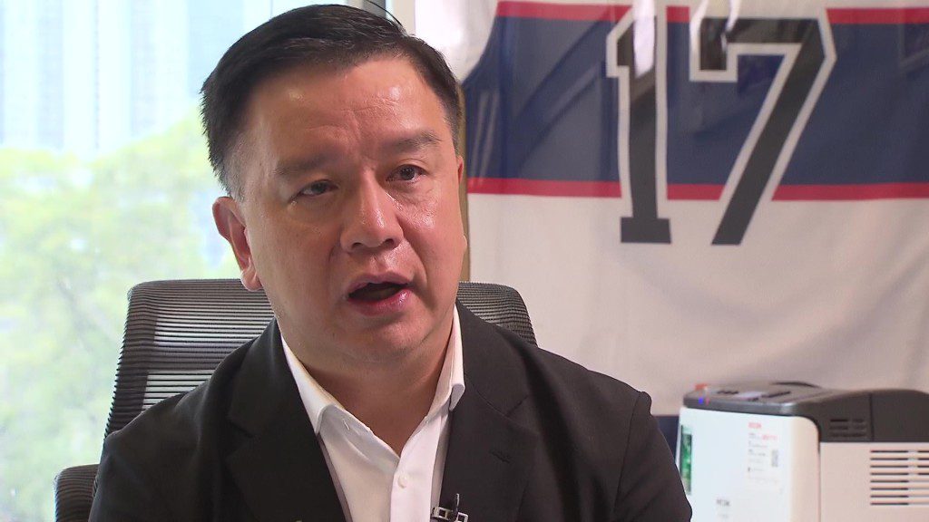 縱有萬般不捨，容樹恒醫生最終選擇讓黃詠儀醫生安詳離去。