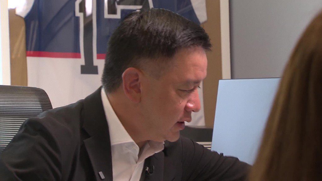 容樹恒醫生在鏡頭前情緒激動，淚水不斷流下。