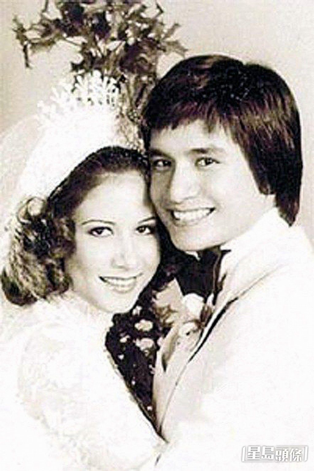 甄妮於1977年與傅聲結婚，傅聲1983年離世時，甄妮傷心欲絕，一度暫停金音符唱片營運。