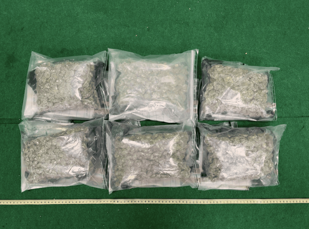 香港海關機場偵破兩宗販毒案 檢獲市值183萬元大麻花及私煙