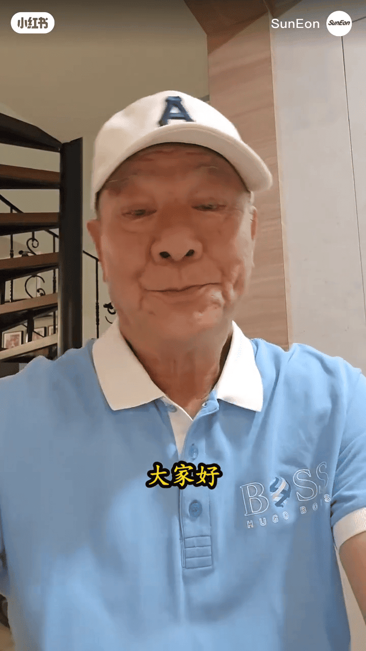 李修賢兩鬢全白,眉毛也顯出白色。