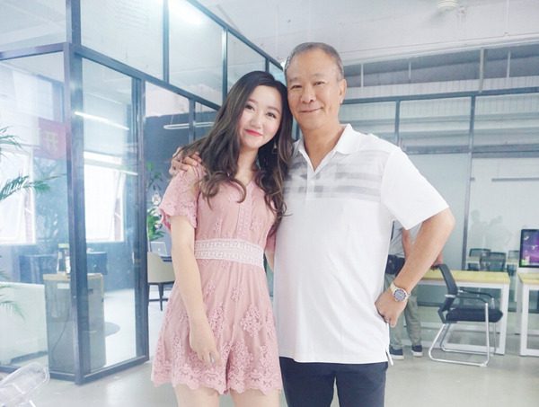李修賢兩鬢斑白。