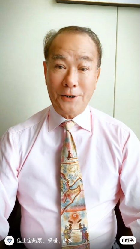 近鏡拍攝的影片可見李修賢的牙齒狀況引起網民注意。